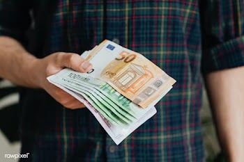 Man counting his last savings due to unemployment during the Covid-19 .. | Free  photo - 2348384