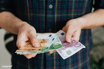 Man counting his last savings due to unemployment during the Covid-19 .. | Free  photo - 2348390