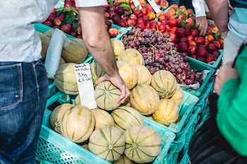 Man grabbing a melone 
