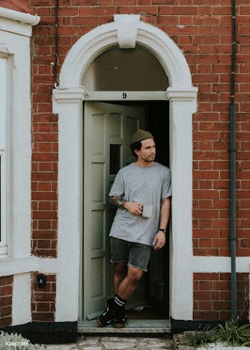 Man having his morning coffee by the doorway of his house during the c.. | Free  photo - 2332436