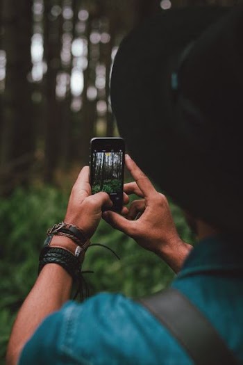 man holding iPhone 5s