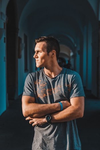 man in gray crew-neck T-shirt