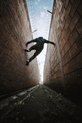 Man jumping between walls, Parkour | Free Photo - rawpixel