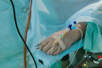 man lies on the operating table