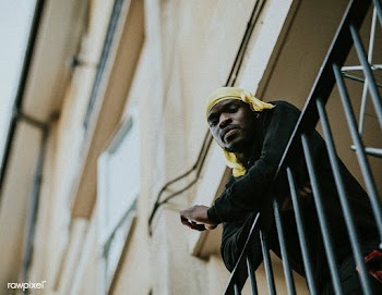 Man looking down from his balcony during social isolation due to the c.. | Free  photo - 2332447