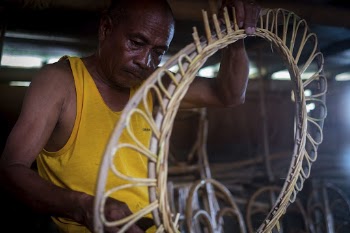 Man making rattan furniture, Puerto | Free Photo - rawpixel