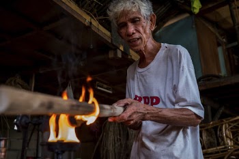 Man making wood furniture, Puerto | Free Photo - rawpixel