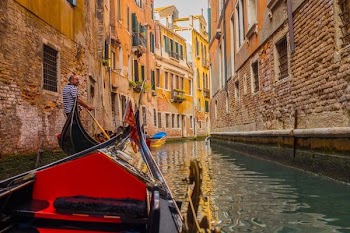 man on canoe in Venice Grand Canal