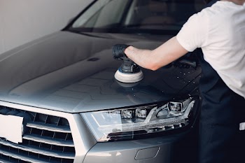 Man polish a car in a garage Free Photo