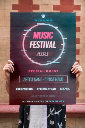 Man presenting poster mockup in front of brick wall Free Psd