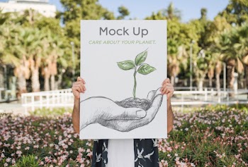 Man presenting poster mockup in front of park Free Psd