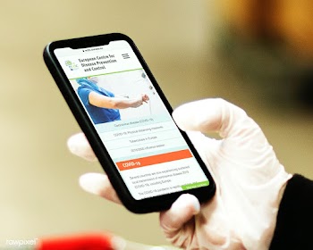 Man reading coronavirus information from a phone mockup with editorial.. | Free  photo - 2312659