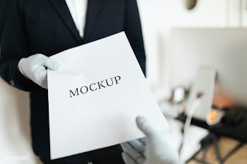 Man receiving a paper mockup | Free  psd mockup - 2353148