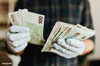 Man receiving financial support during COVID-19 | Free  photo - 2348447