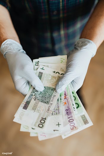 Man receiving financial support during the COVID-19 pandemic | Free  photo - 2348413