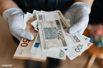Man receiving financial support during the COVID-19 pandemic | Free  photo - 2348436