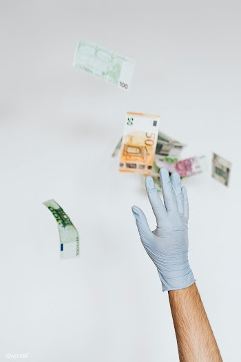 Man receiving financial support during the COVID-19 pandemic | Free  photo - 2350874