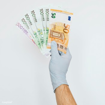 Man receiving financial support during the COVID-19 pandemic | Free  photo - 2350878