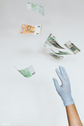 Man receiving financial support during the COVID-19 pandemic | Free  photo - 2353106
