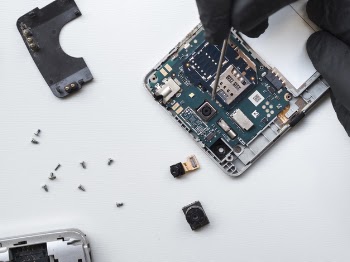 Man repairing a defective phone Free Photo