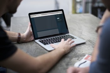 Man show laptop notebook device Free Psd