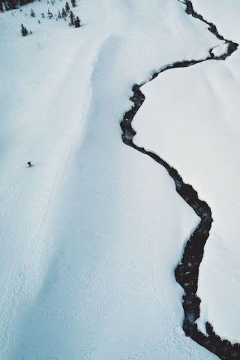 man skiing on snowfield during daytime