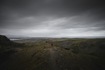 Man standing on the edge | Free Photo - rawpixel