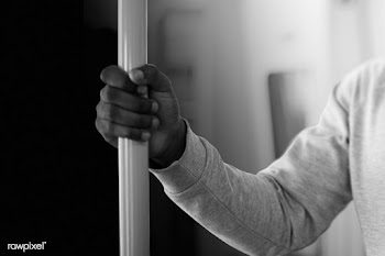 Man touching a contaminated handrail in a bus during coronavirus pande.. | Free  photo - 2302610