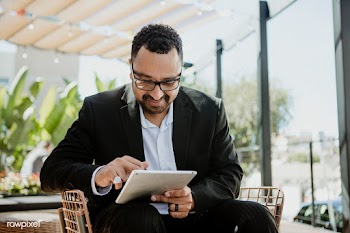 Man using digital tablet | Free stock photo - 1205249