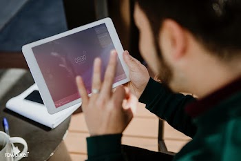 Man using digital tablet | Free stock photo - 1205258