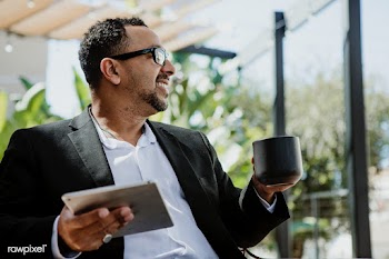 Man using digital tablet | Free stock photo - 1205260