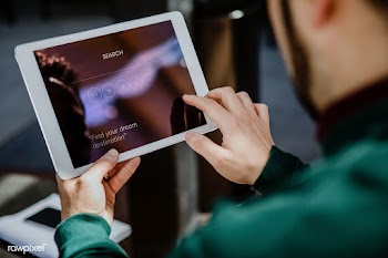 Man using digital tablet | Free stock psd mockup - 1205257