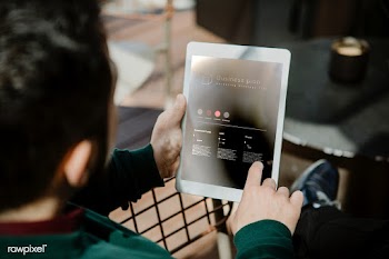 Man using digital tablet | Free stock psd mockup - 1205285