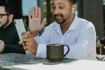 Man using mobile phone | Free stock photo - 1205199