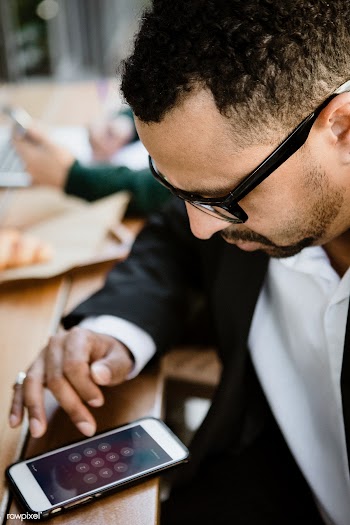 Man using mobile phone | Free stock photo - 1205207