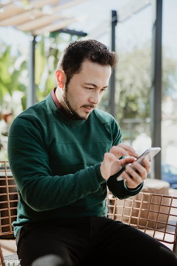 Man using mobile phone | Free stock photo - 1205268