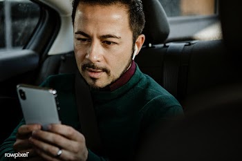 Man using mobile phone | Free stock photo - 1205294