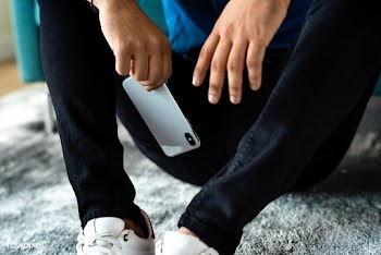 Man using mobile phone | Free stock photo - 392936