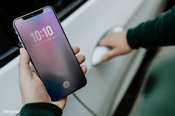 Man using modbile phon | Free stock psd mockup - 1205291