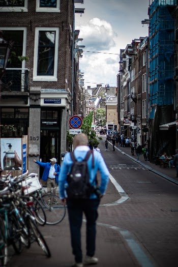 man walking in keizersgracht Amsterdam
