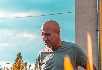 Man wearing a gray v-neck shirt