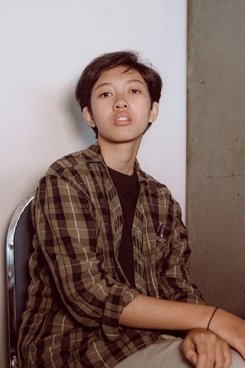 Man Wearing Black and Brown Plaid Button-up Shirt
