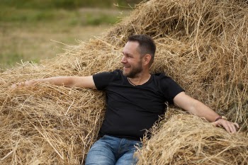 Man Wearing Black Crew-neck Short-sleeved T-shirt