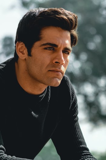 Man Wearing Black Long-sleeved Shirt
