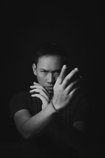 man wearing black shirt