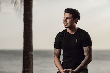 Man Wearing Black Shirt