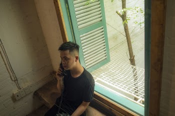 Man Wearing Black T-shirt