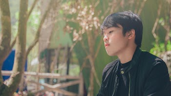 Man Wearing Black Zip-up Jacket