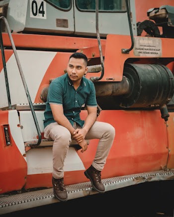 Man Wearing Blue Button-up Collared Shirt