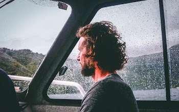 Man Wearing Gray Crew-neck Shirt